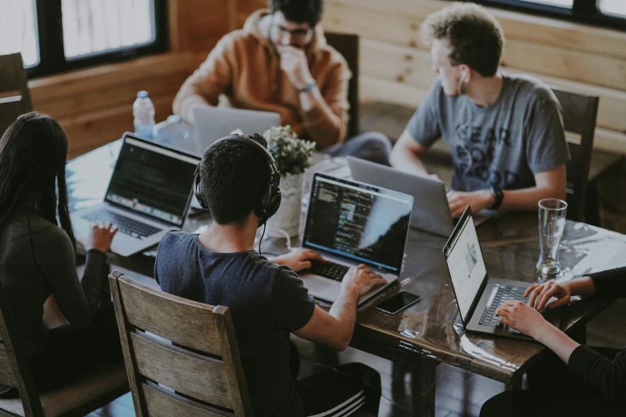 Equipo Asístika trabajando de forma colaborativa en soluciones de IA para empresas