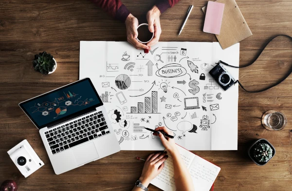 Ejecutivos revisando métricas de transformación digital con IA